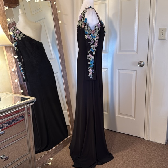 MAC DUGGAL
Black One Shoulder Long Sleeve Floral Embellished Gown - Picture 13 of 16